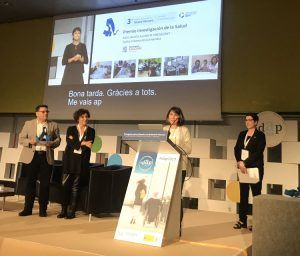 Dra. Carme Pous recollint el premi