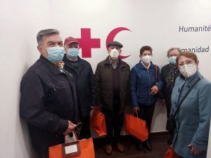 Entrega de les bosses viatgeres a la Creu Roja